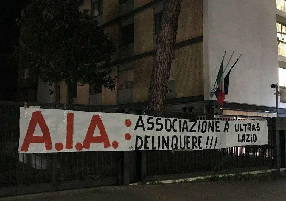 PHOTOGALLERY - Gli striscioni degli Irriducibili contro le istituzioni calcistiche