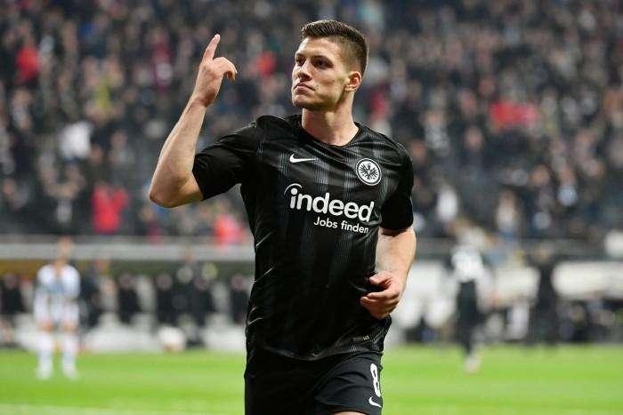 EURORIVALI - L'Eintracht come il Manchester, Jovic come Klose: 7-1 al Dusseldorf e 5 gol del serbo
