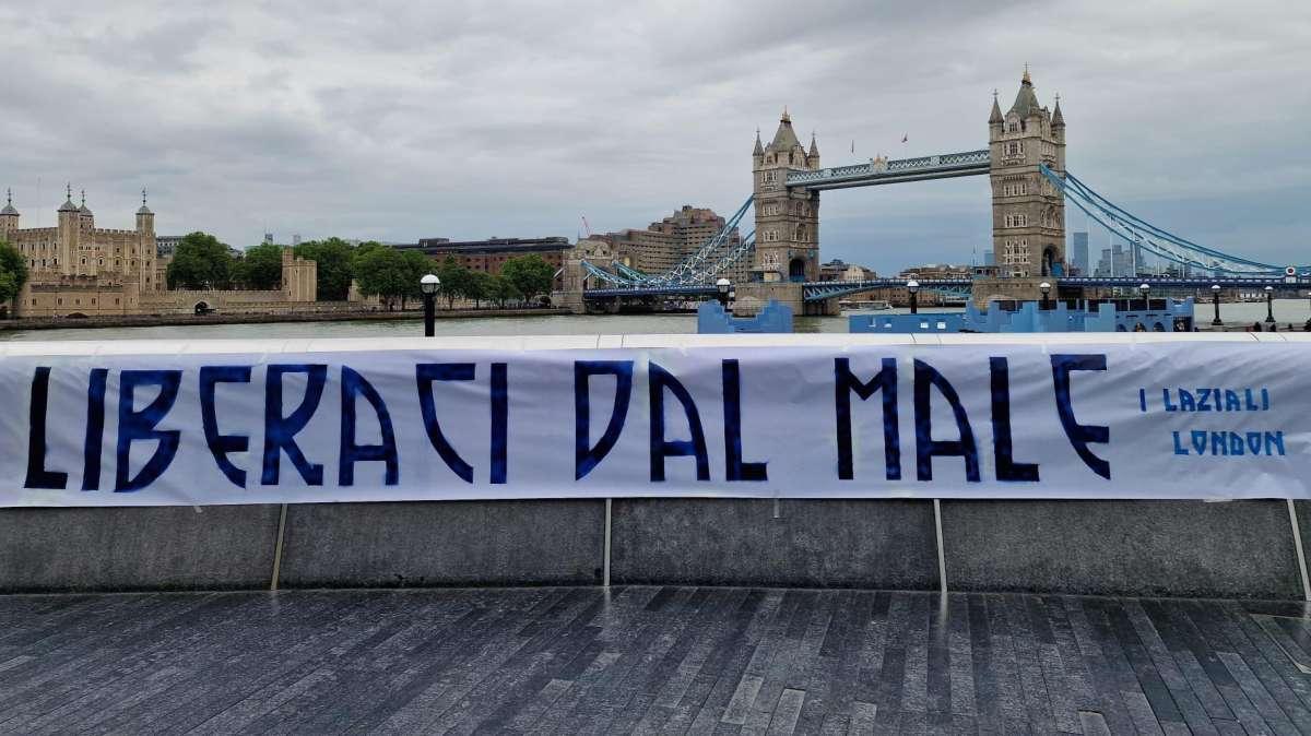 GALLERY - Lazio, la manifestazione dei tifosi arriva nel resto d'Italia e in Europa