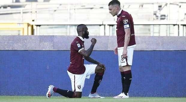 Torino, anche N'Koulou si inginocchia per George Floyd