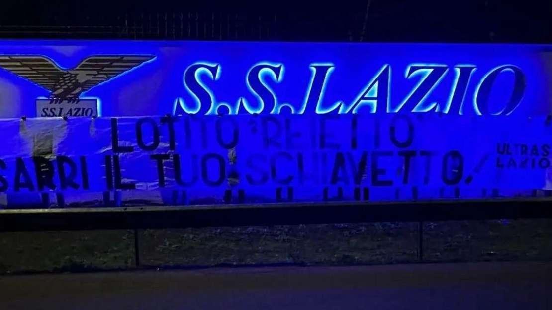 Lazio, striscioni a Formello contro Lotito e Sarri: "Reietto e schiavetto" - FOTO