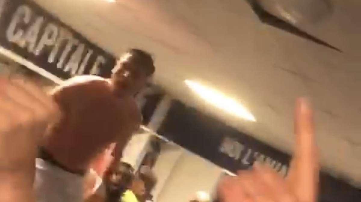 Lazio, delirio nello spogliatoio post derby: "Chi non salta della Roma è" - VIDEO