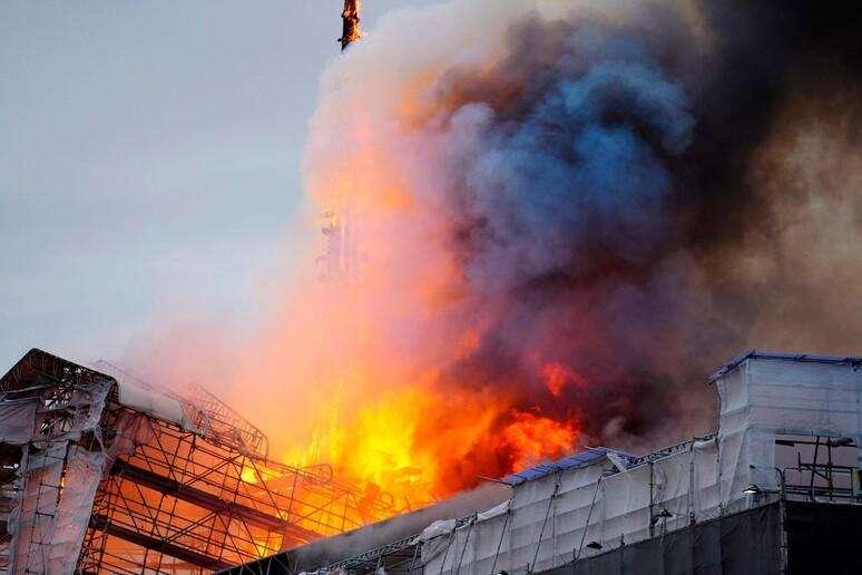 ULTIMA ORA | Copenaghen, in fiamme la Borsa: crolla la storica guglia