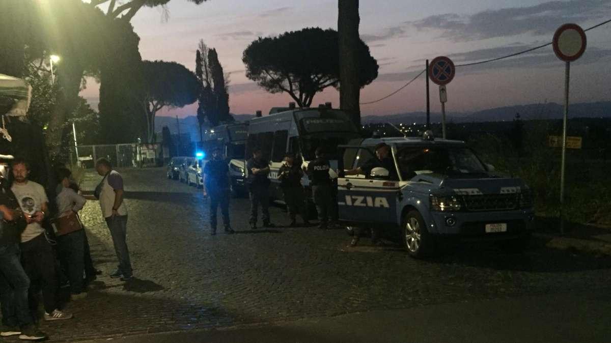 Lazio, rinviato il funerale di Diabolik: la salma rimane a Tor Vergata