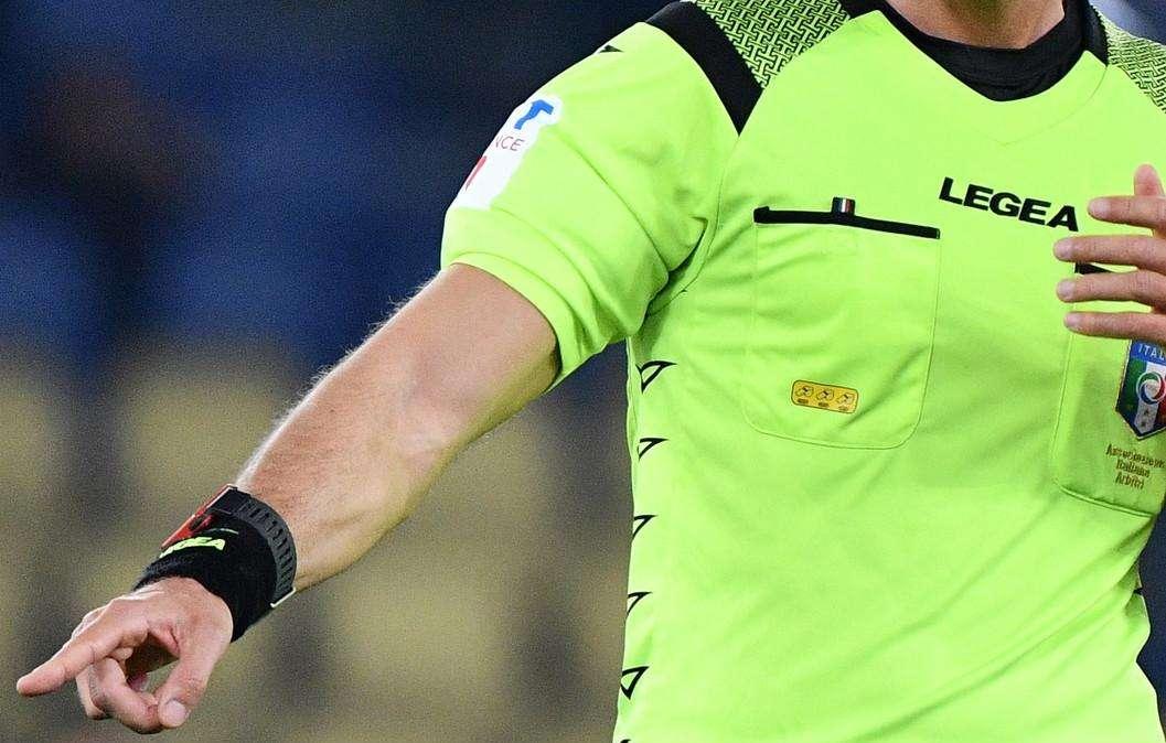 Calcio, morto arbitro del Daspo: tragedia dopo inseguimento coi carabinieri
