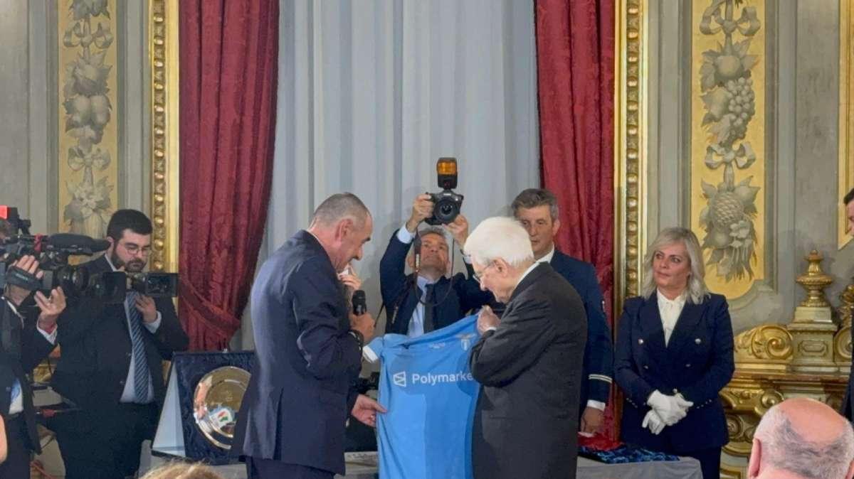 Lazio, omaggio a Mattarella: Sarri consegna maglia e targa della finale