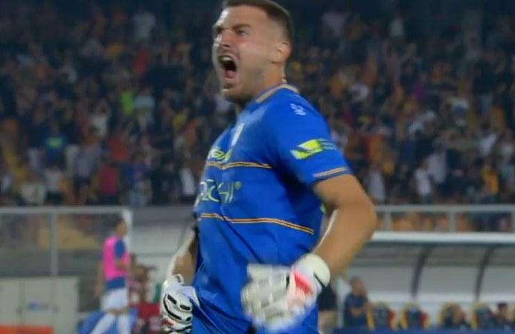 Lecce - Lazio, Falcone e il gesto vergognoso verso il settore ospiti - VIDEO