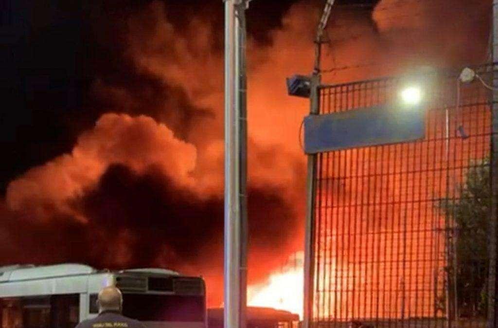 Roma, deposito Atac in fiamme: 30 autobus sono andati distrutti – VIDEO