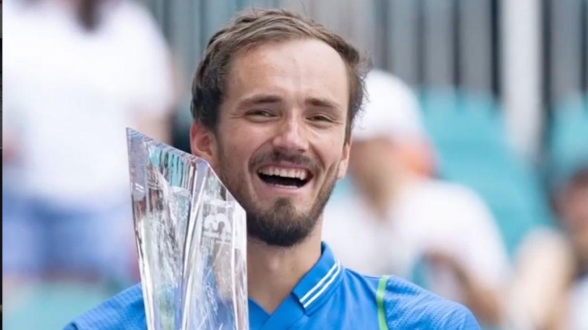 Atp Pechino, follia Medvedev: colpisce in pieno uno spettatore - VD