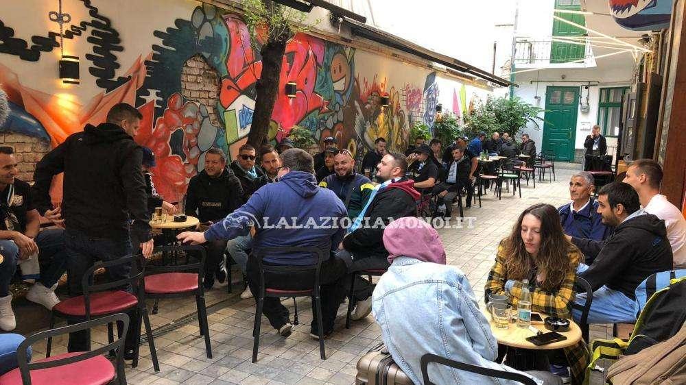 Cluj - Lazio, il raduno dei tifosi: cori contro la Roma - FOTO e VIDEO