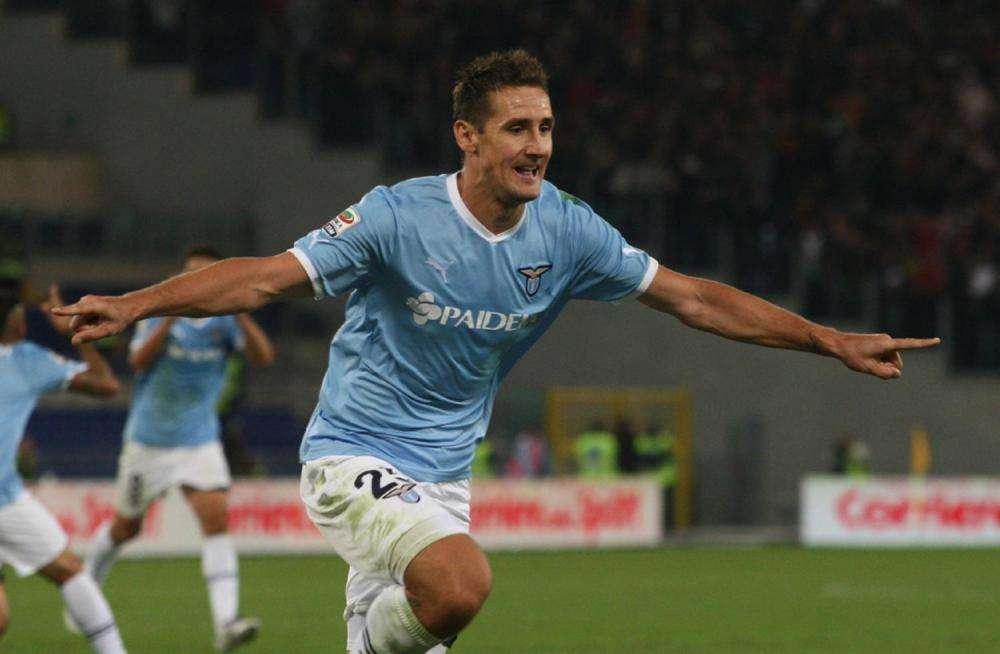 Lazio, otto anni da “Klose al 93'”. Il ricordo del club: “Derby incredibile!”