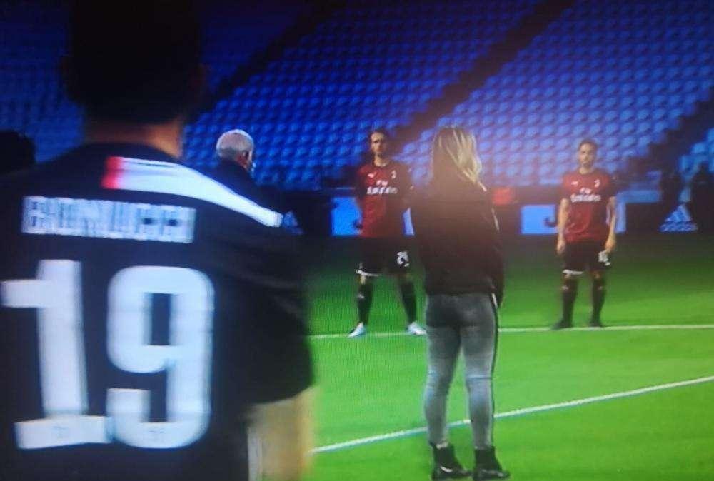 Juventus - Milan, silenzio per le vittime e applausi per medici e infermieri