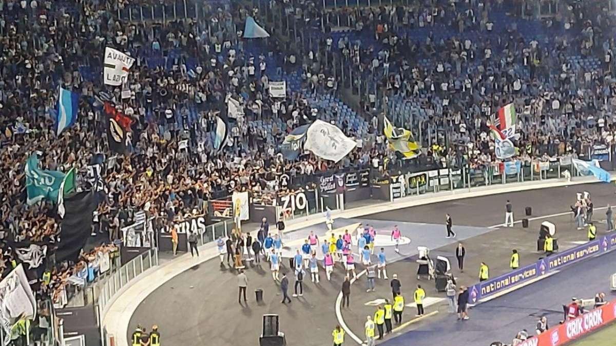 Lazio - Monza, squadra sotto la Nord ma i fischi sono assordanti: "Fuori le palle"