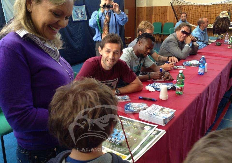 RIVIVI IL LIVE - Lazio alla scuola 'Via del Calice", Lulic: "Mi piacerebbe vincere lo scudetto. Tifosi? Senza il calcio non esiste" FOTO&VIDEO