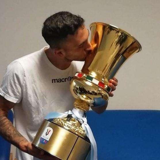 Lazio, il primo trofeo di Cataldi: la gioia del centrocampista - FOTO