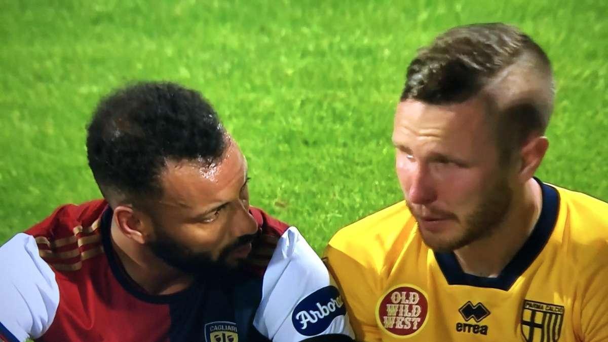 Cagliari - Parma, Kurtic scoppia in lacrime: il gesto di Joao Pedro è da applausi