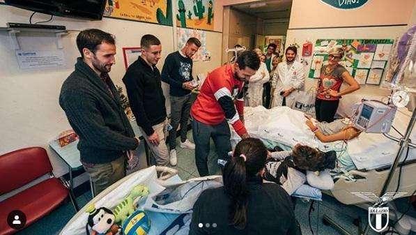 Lazio al Gemelli, Acerbi: "Il sorriso che ci hanno regalato oggi lo custodirò nel mio cuore!" - FOTO
