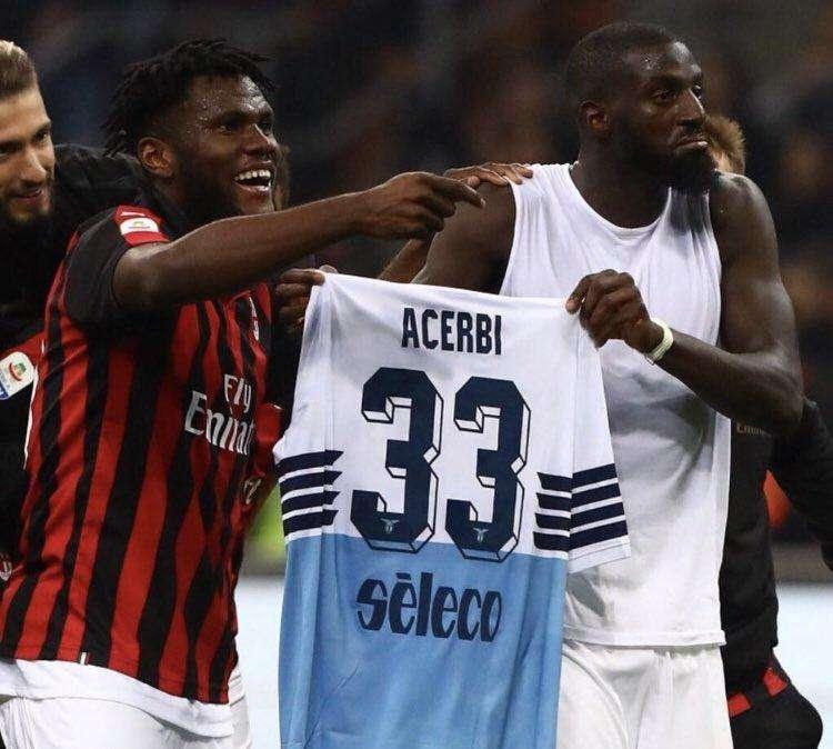 Milan - Lazio, la vendetta Bakayoko: il centrocampista mostra la maglia di Acerbi a fine partita - FOTO