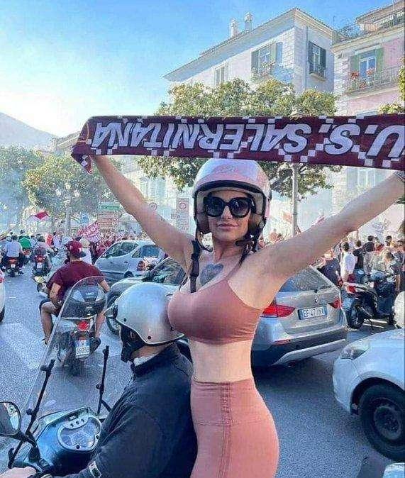 Salernitana, pornostar in topless alla festa salvezza in piazza