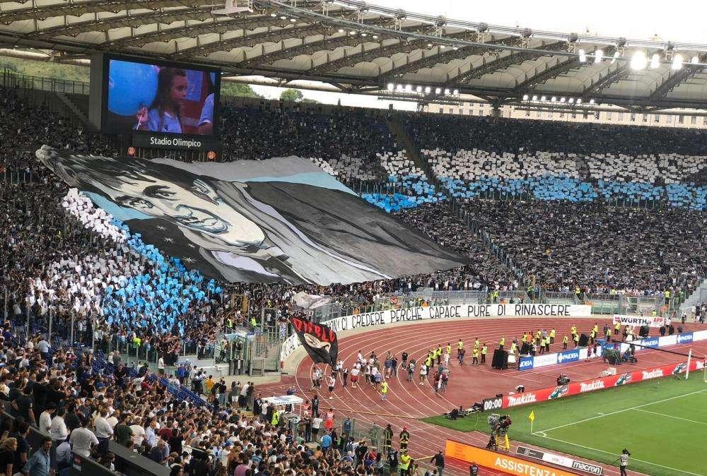 Lazio - Roma, le due curve omaggiano Diabolik - FOTO