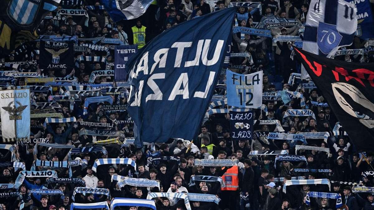 Lazio, i tifosi caricano la squadra: l'appuntamento verso Napoli - FOTO