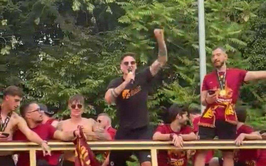 Roma, Zaniolo capo ultrà: gli insulti alla Lazio sul pullman scoperto - VIDEO