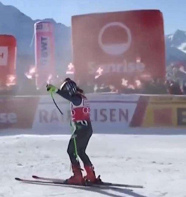 Sofia Goggia è leggenda: vince la discesa con la mano fratturata