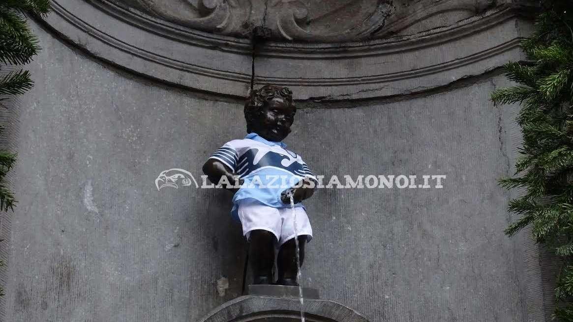 Lazio, per i 117 anni a Bruxelles si è fatta la storia: il Manneken-Pis vestito di biancoceleste - FOTO