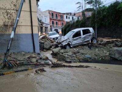Ischia, ricerche tutta la notte: si scava per cercare i dispersi