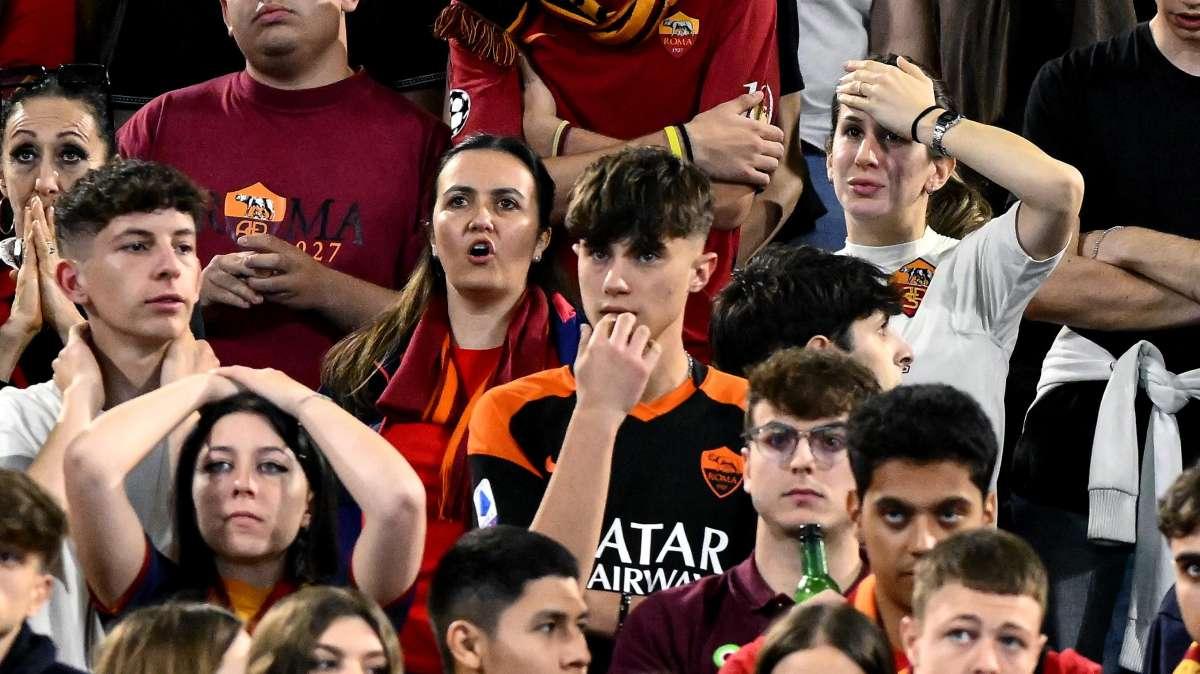 Roma, altro strafalcione: lo striscione dei tifosi è già un meme - FOTO