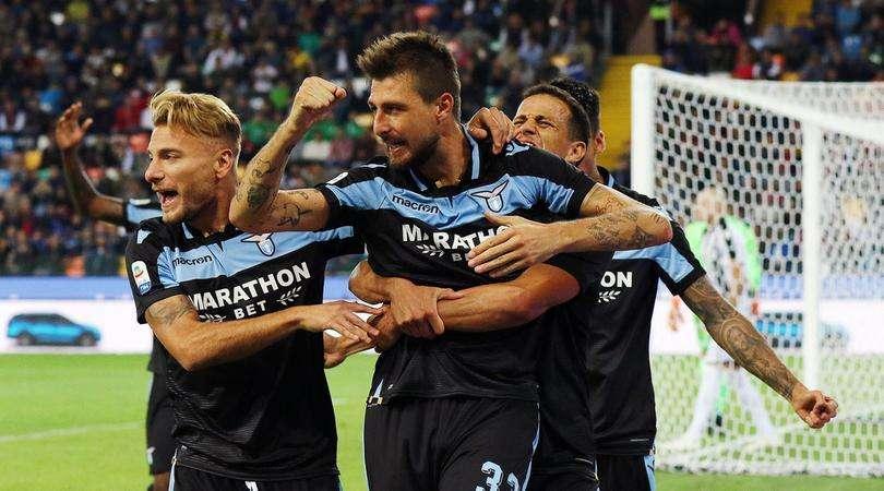 Lazio, Immobile pizzica di nuovo Acerbi addormentato in treno...E il Leone giura vendetta - FOTO