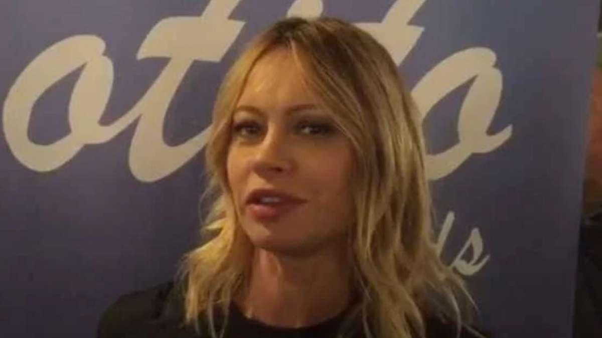 Lazio, Anna Falchi promette: “La prossima foto hot? Per la Supercoppa…”