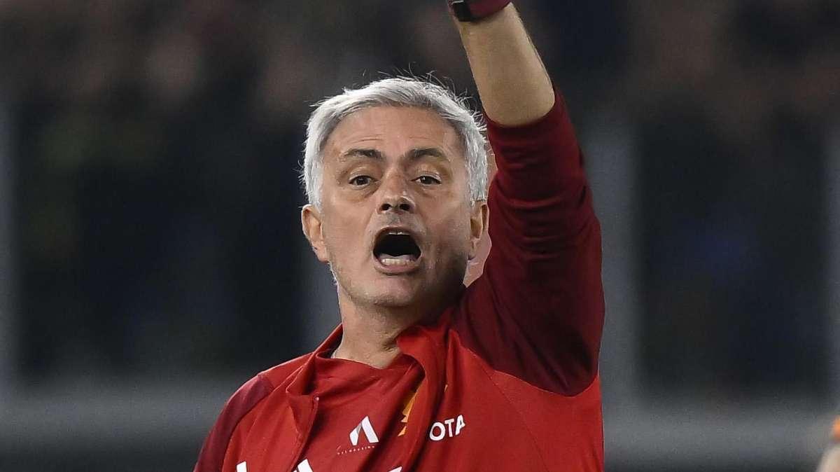 Roma, Mourinho sbotta: "Sono super corretto! È un'idiota chi pensa..."