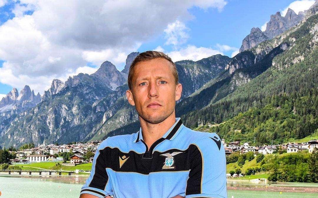 Lazio, ecco la nuova maglia per la Champions League - FOTO