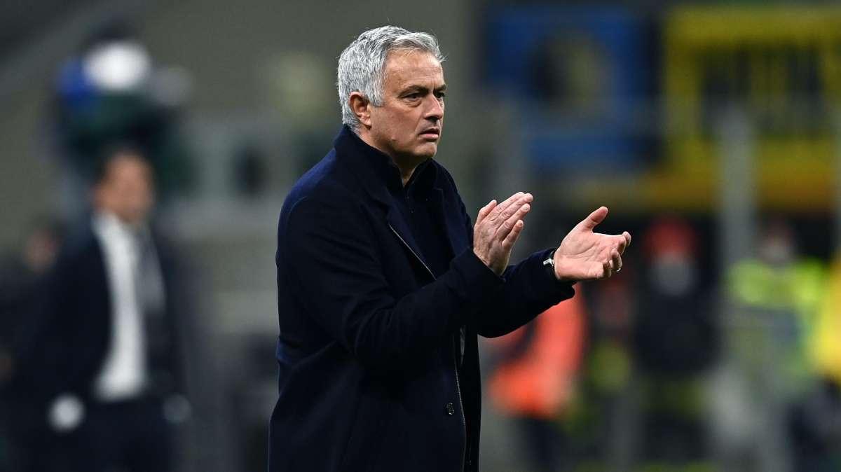 Roma, Mourinho show in conferenza stampa: alla domanda su Zaniolo risponde con...