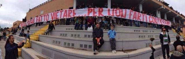 Tanti tifosi al Fersini, striscione contro Lotito - FOTO