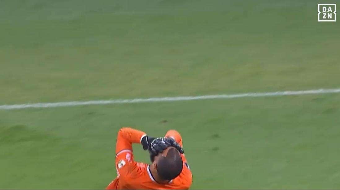 Copa Libertadores, Boca eliminato: il rigore decisivo lo tira il portiere con in mano il rosario - VIDEO