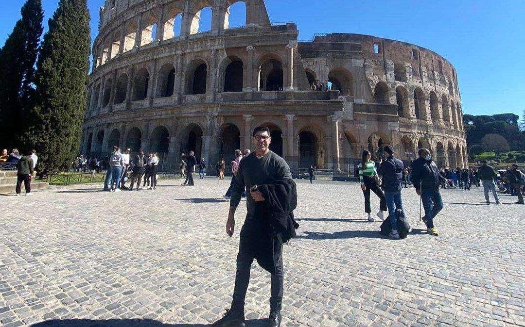 Salas, vacanze romane. Il 'Matador' in posa davanti al Colosseo: "Non mi stanco di vederlo" 