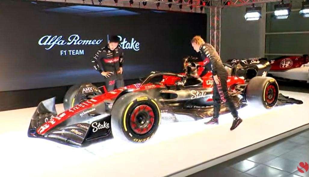 F1 | Alfa Romeo, presentata la nuova C43: livrea "cattiva e sexy"