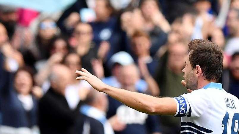 Lazio, i tifosi fanno sentire il loro sostegno a Lulic: "No Senad no party, torna presto!"