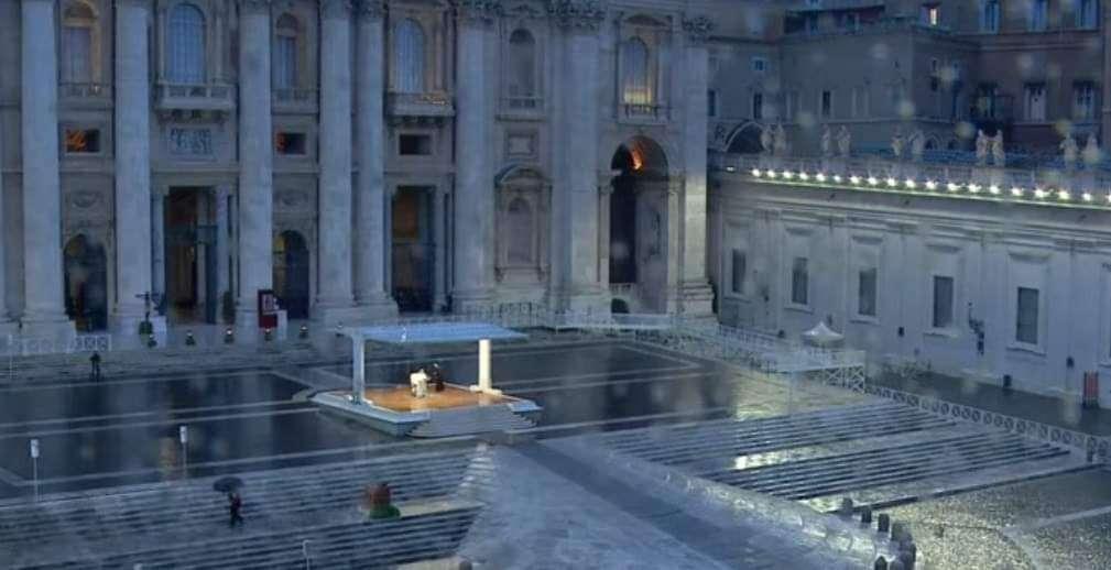 Papa Francesco recita la benedizione urbi et orbi in una Piazza San Pietro vuota: "Signore, non lasciarci da soli" - FOTO