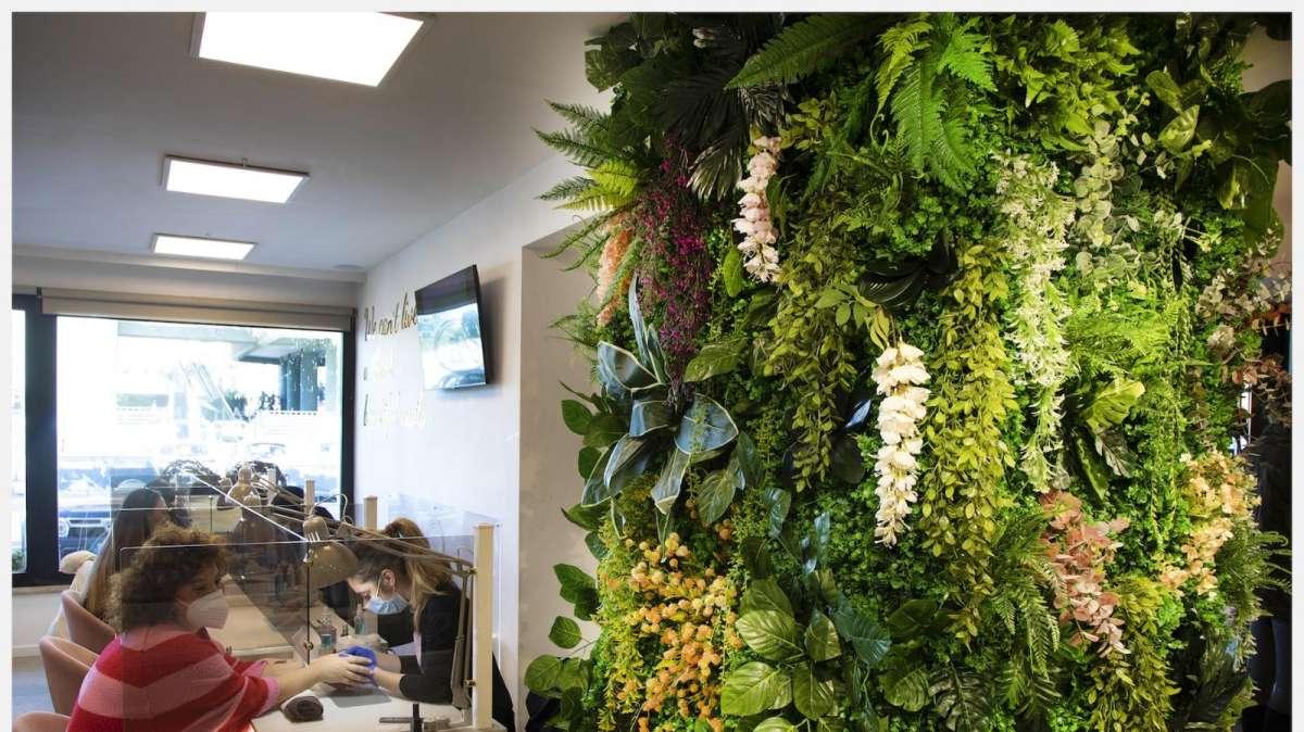INSEGNE LUMINOSE E PARETI/ALLESTIMENTI FLOREALI SPECIALI: LEAVES PRO RIVOLUZIONA CASA E ATTIVITA'