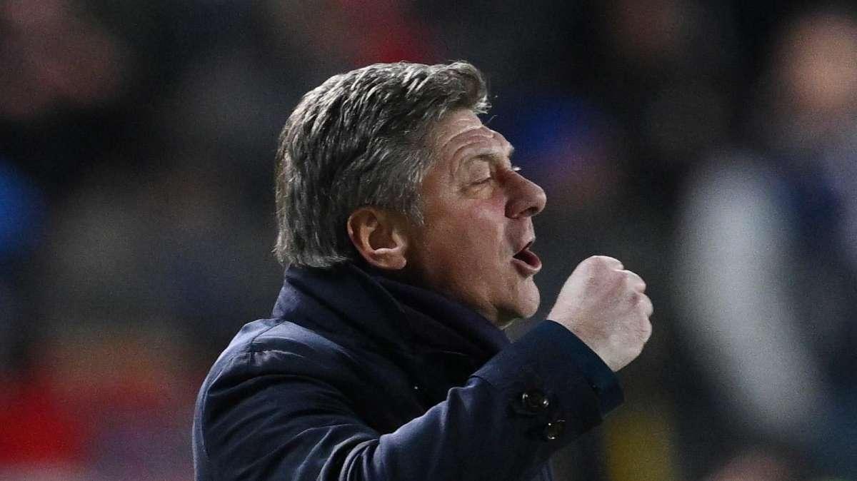 Napoli, Mazzarri si fa male: l'incredibile infortunio in panchina 