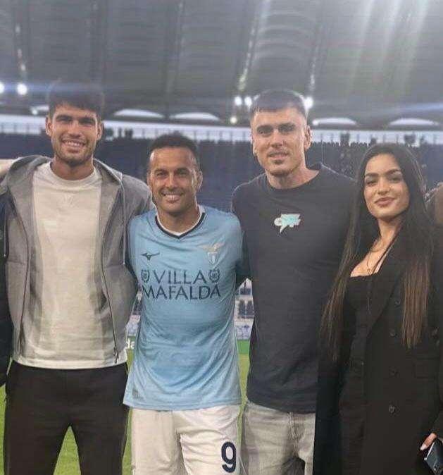Lazio, Alcaraz a bordo campo per uno scatto con due calciatori biancocelesti