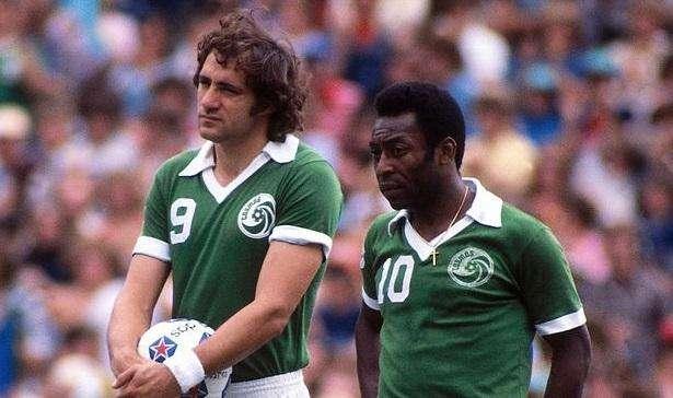 Morte Pelé, l'esperienza al Cosmos con Chinaglia: Long John segnò di più
