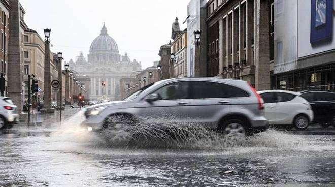 Meteo Roma, diluvio su Roma: attenzione questa sera. L'autunno poi fa una pausa