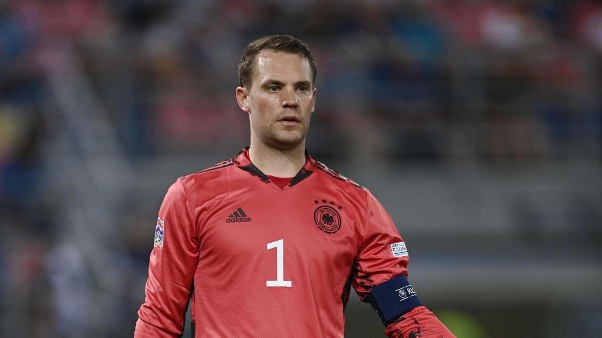 Mondiali Germania | Il direttore di gara Barton controlla Neuer: nel mirino la fascia proibita...