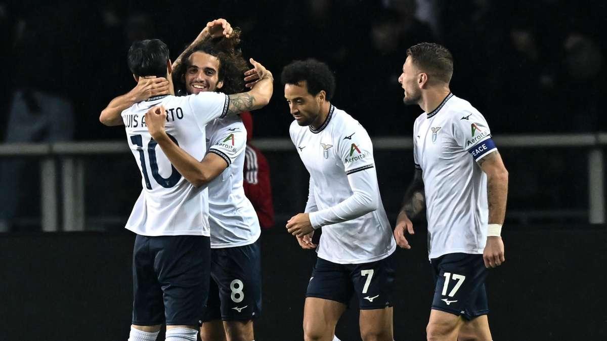 Bayern Monaco - Lazio, un tesserato in conferenza con Sarri: ecco chi è