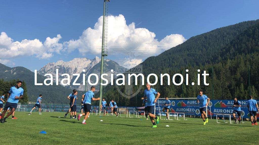 RITIRO LAZIO, GIORNO 11 - Fine allenamento: la squadra esce tra gli applausi...