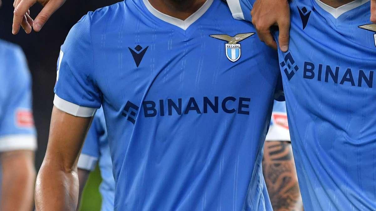 Lazio, con Macron sarà addio: duello tra due sponsor tecnici per la nuova maglia